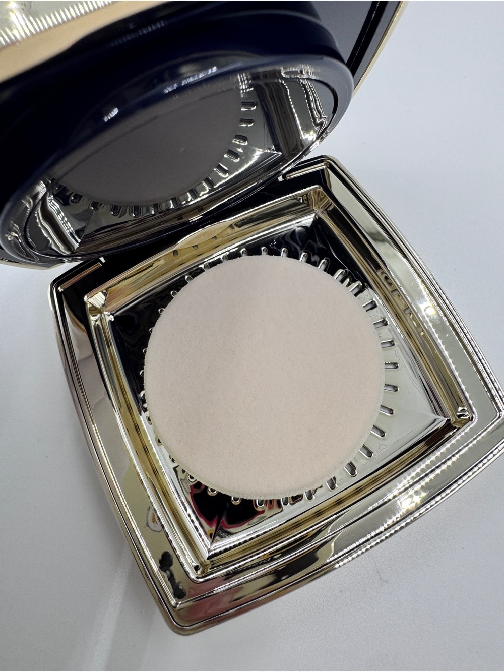 Estée Lauder Double Wear Matte Powder Foundation 1W0 Warm Porcelain - Picture 4 of 5